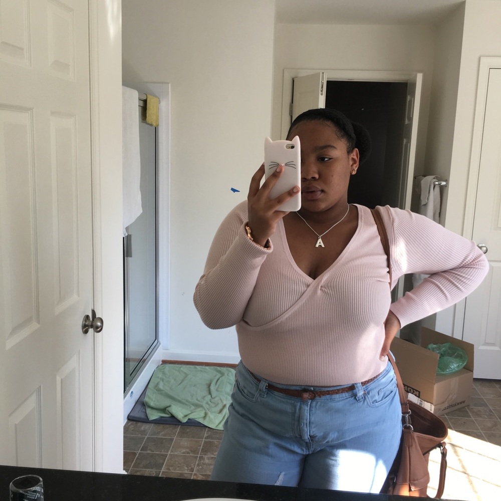 Meet your Posher, Amber 🍒 - Picture 4 of 4